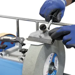 AFFILATRICE PROFESSIONALE AD ACQUA
